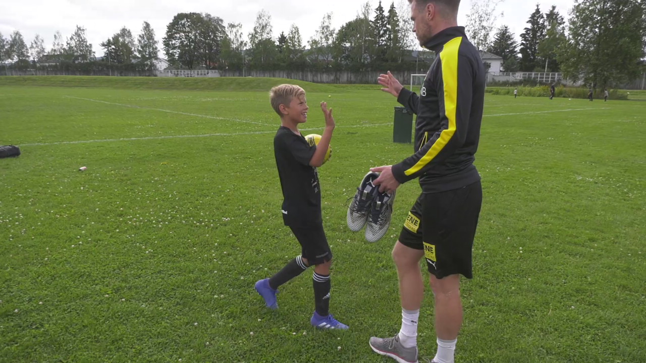 Smarason overrasker med sko